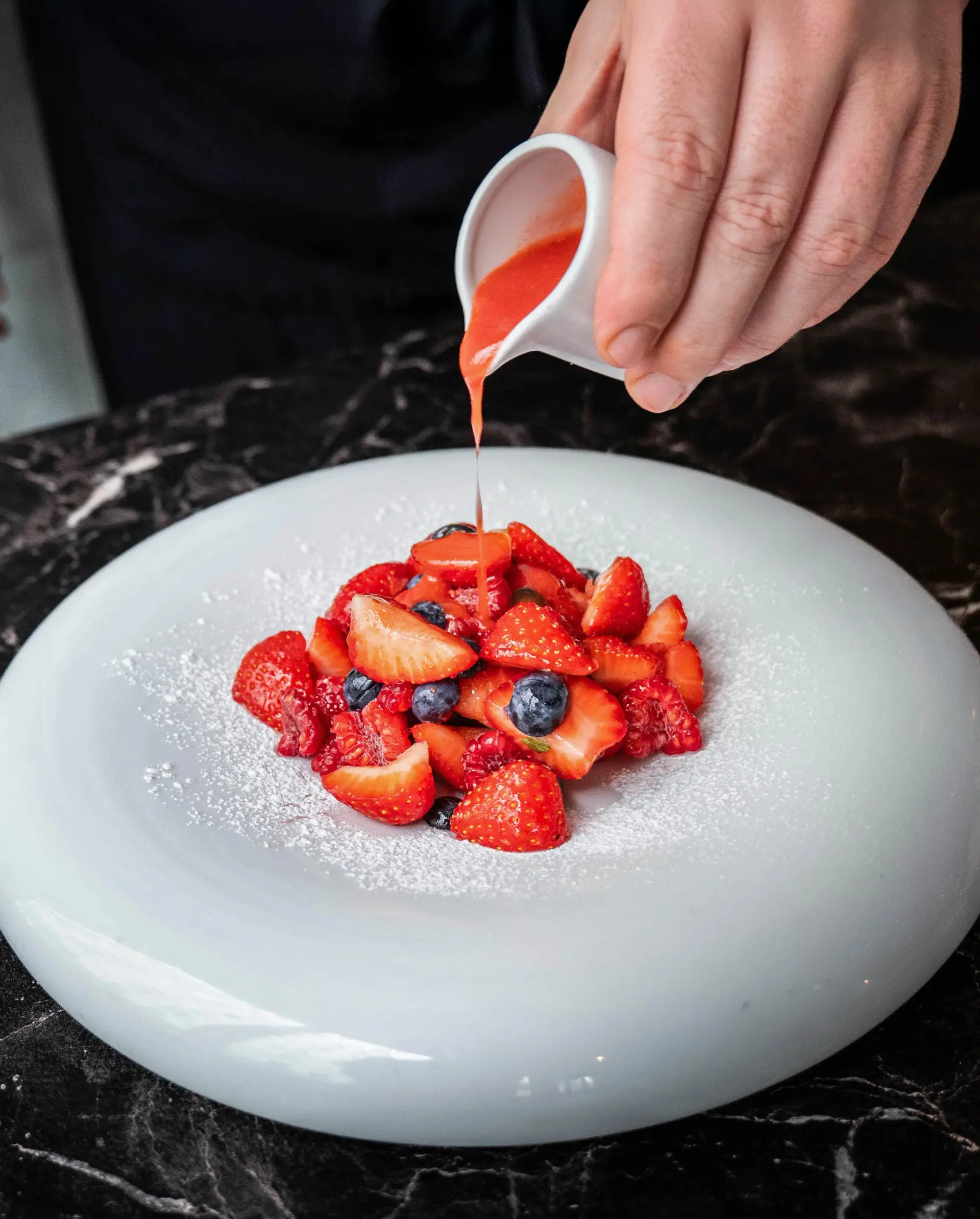 Mise en scène d'un plat signature NESSIA — dressage raffiné sur assiette